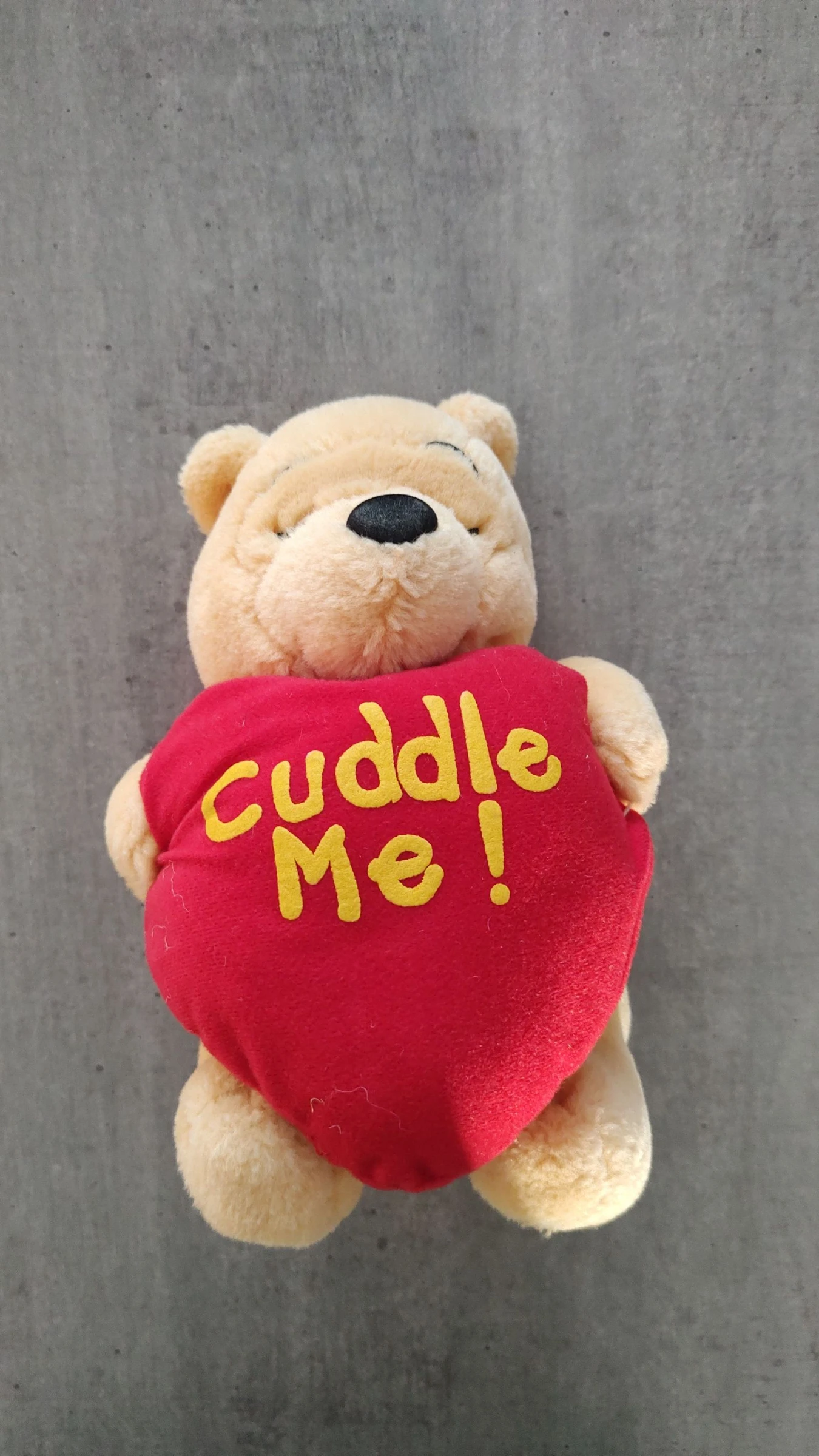 Peluche de Winnie Pooh sosteniendo un corazón "Cuddle Me" - Disney – photo 4